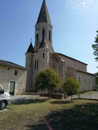 Découvrez cette charmante église rénovée du XIVe siècle