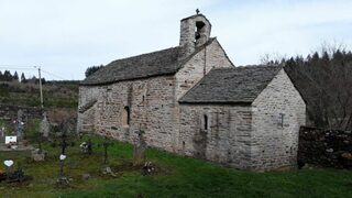 Visite guidée d'une petite église rurale romane