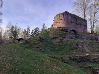 Visitez librement les ruines d'un château du XIIIe siècle en rénovation