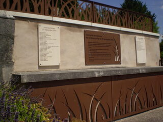 Visite d'un cimetière en commémoration à des victimes de la Seconde Guerre mondi