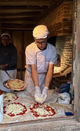 Démonstration : de jeunes boulangers font revivre le four à pain du Troncq
