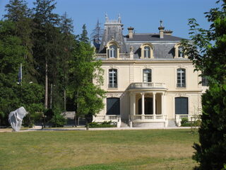 Visite du Château Borel par les élus et découverte des archives de la Ville