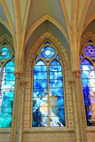 Visite guidée d'une chapelle néo-gothique, de son décor peint et de ses vitraux 