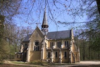 Découvrez une chapelle néo-gothique aux racines anciennes