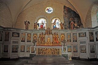 Visitez une église de style roman avec quelques éléments gothiques