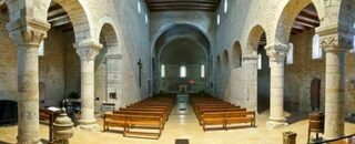 Visitez un marché artisanal dans une église romane