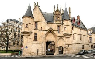 À la découverte d'une bibliothèque d'art dans un monument historique