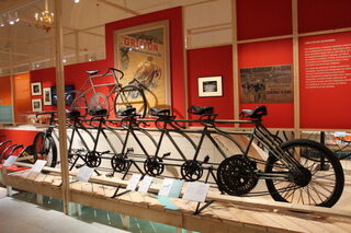 Visite de l'exposition temporaire « Roues libres, la grande histoire du vélo »