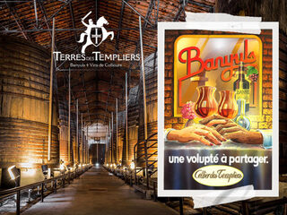 Exposition d'anciennes affiches publicitaires du Banyuls dans les chais de la ca