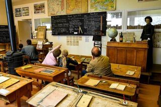 Dictée à la plume métallique à l'Ecole-Musée