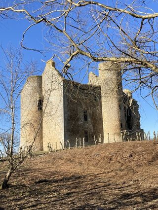 Visite des ruines du manoir de Montlebeau du XVe siècle