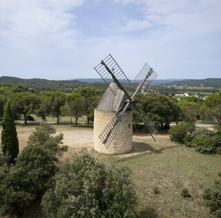 Partez à la découverte du moulin à vent de Vénéjan !