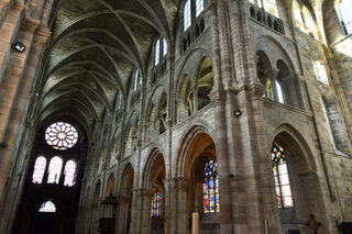 Découvrez une église gothique et ses trésors architecturaux