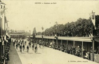 Exposition Les Vitrines des archives patrimoniales : le vélo à Angers.