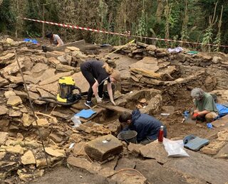 Fouilles archéologiques au Mont Châtel