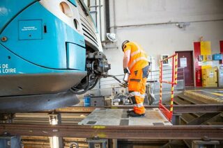 Visite du technicentre de maintenance des trains SNCF Voyageurs TER Pays de la L