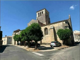 Venez découvrir cette église romane à clocher carré du XIIe siècle