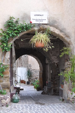 Jeu de piste à travers les ruelles de l'ancienne ville fortifiée