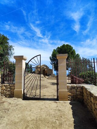 Saint Etienne : une chapelle dans la garrigue provençale