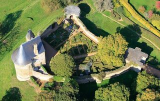 Découverte du donjon de Ballon et de son jardin. Présentation d'une grande maque