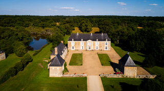 Petit château aux lignes très pures construit entre 1650 et 1700 dans un cadre c