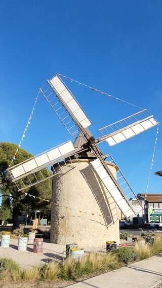 Au cœur de l’esplanade du Moulin de Bertoire