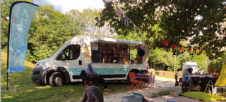 L'Astromobile (bibliobus) inaugure une boîte à livres