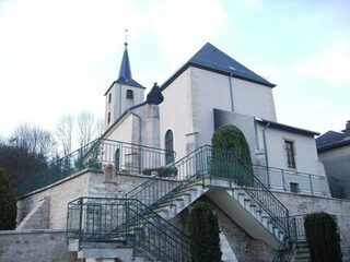 Découvrez une grange-église typique du XVIIIe et son rôle dans l'histoire locale