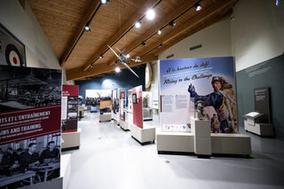 Visite guidée de l’exposition : à la hauteur du défi, l’Aviation royale du Canad