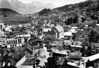 De l'habitat traditionnel à l'architecture contemporaine : l'évolution du villag