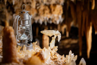 Visite guidée à la lampe-tempête dans la grotte du Grand Roc !