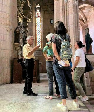 Découvrez une église romane fortifiée et sa Vierge à l'enfant polychrome