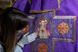 Prenez part à une visite accompagnée de cette petite église romane et découvrez 