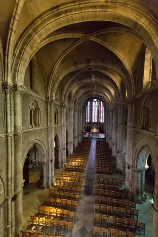 Levez la tête et découvrez les éléments sculptés d'une basilique