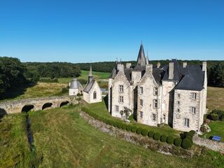 Visite guidée et commentée du château de Bourgon à Montourtier, tour en attelage