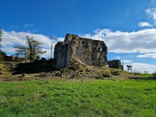 Visite d'un bourg castral médiéval et de ses fortifications