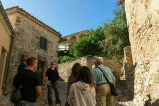 Découvrez le cœur du village de Montouliers à travers une visite commentée