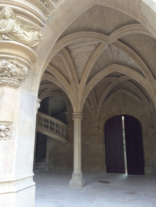 Visites flash : le décor sculpté autour de la chapelle de l'hôtel des abbés de C