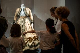 Visite guidée en famille de l’exposition La mode en mouvement #2