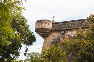 Suivez le guide ! Découvrez les vestiges d'une ancienne place forte, la citadell