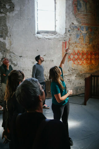 Gros plan sur les peintures murales de l'église médiévale