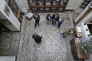 Visites guidées dans une maison pavée de mosaïques gallo-romaines