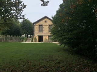 Découvrez un atelier d'artiste installé dans un ancien bâtiment des sports nauti