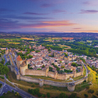 Embarquez pour un tour complet des remparts de la cité de Carcassonne !