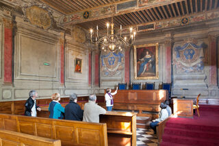 Visite de la salle d'audience du Parlement de Dombes