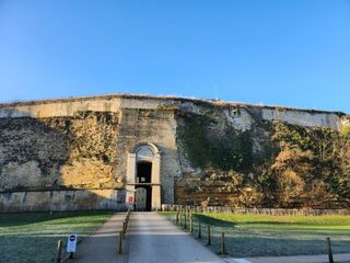 Découvrez des timbres et cartes postales pour les 600 ans du Château fort