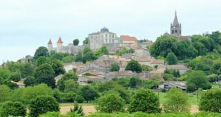 Visite guidée ou libre d'un château fortifié, se dressant entre la Charente et l