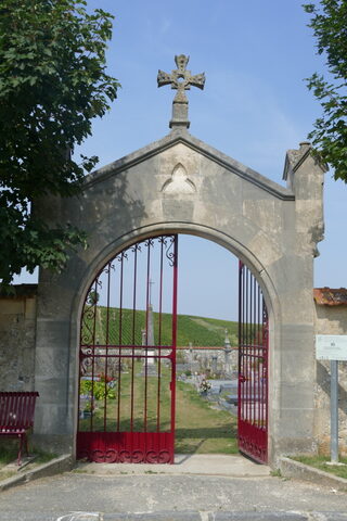 Visite guidée d'un cimetière avec des comédiens