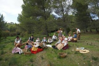 Danse et musique folklorique en costumes paysans