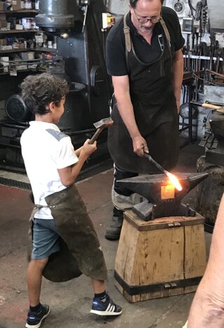 Visite et découverte de la forge dans un Atelier de Ferronnerie d'Art .